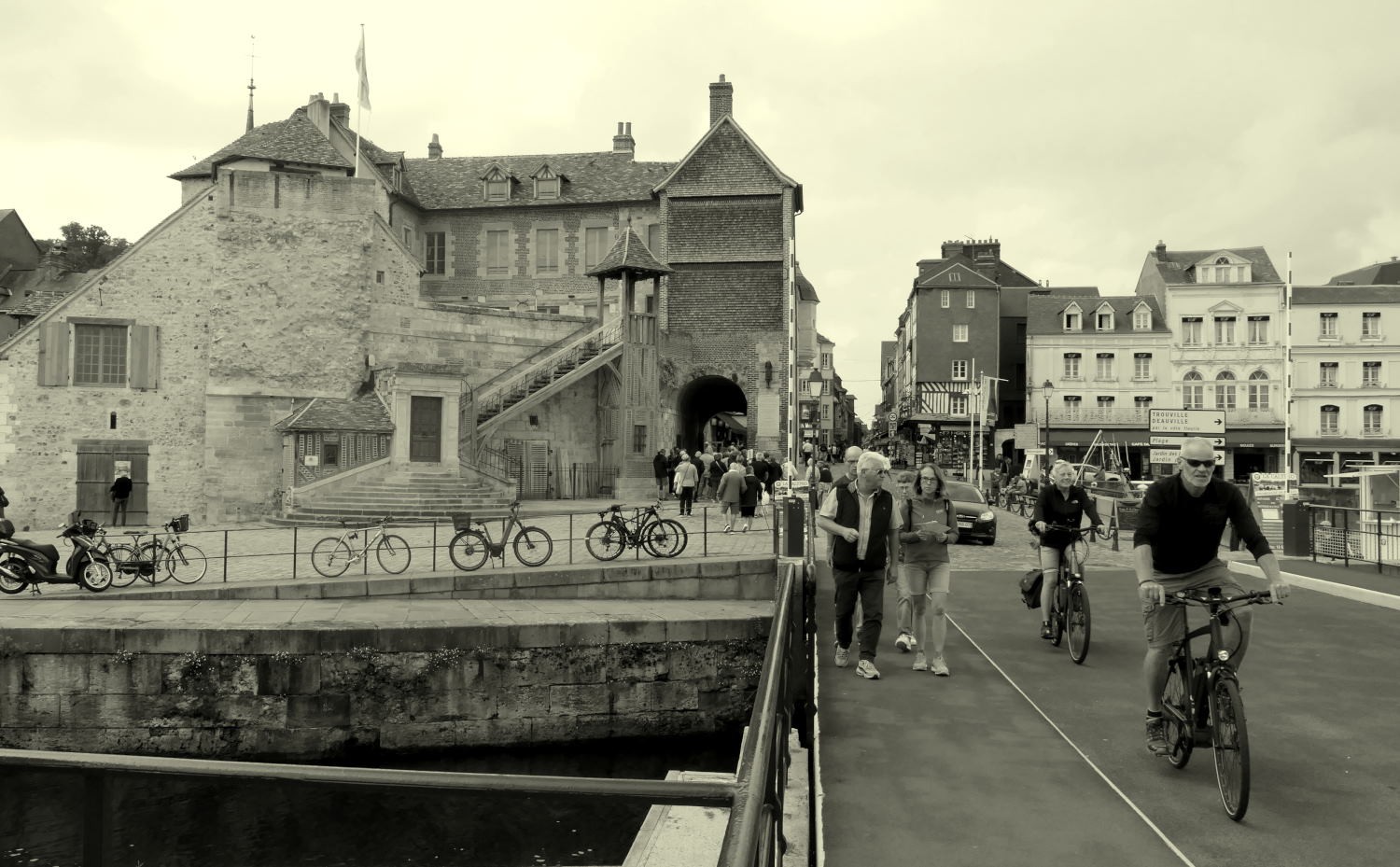 2022 vlux 4 395 1 Honfleur
